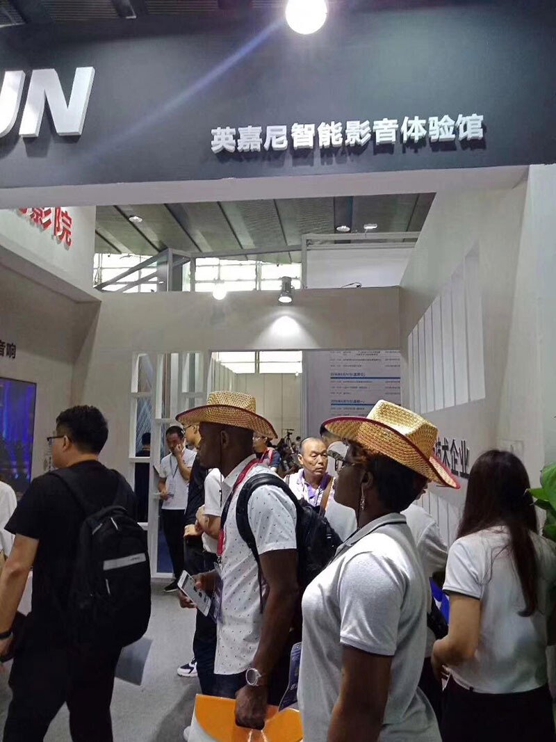 外國(guó)參展嘉賓不遠(yuǎn)萬(wàn)里蒞臨展位體驗(yàn)